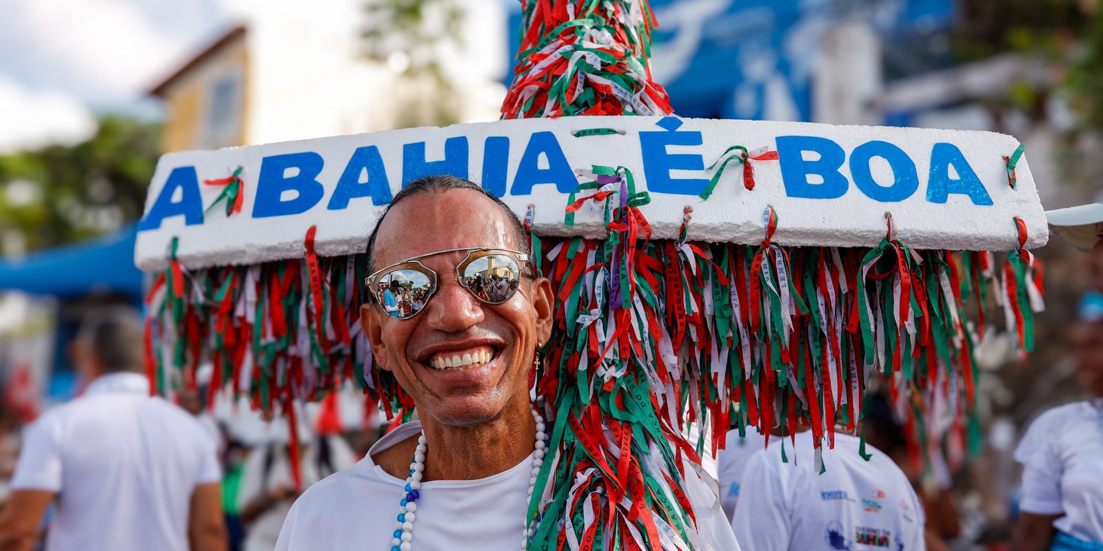 Multidão lota Rio Vermelho, em Salvador, para celebrar Iemanjá