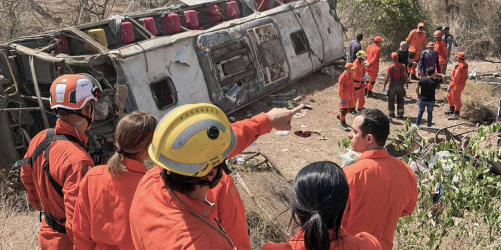 Sobe para 16 o número de mortos em acidente com ônibus em Alagoas