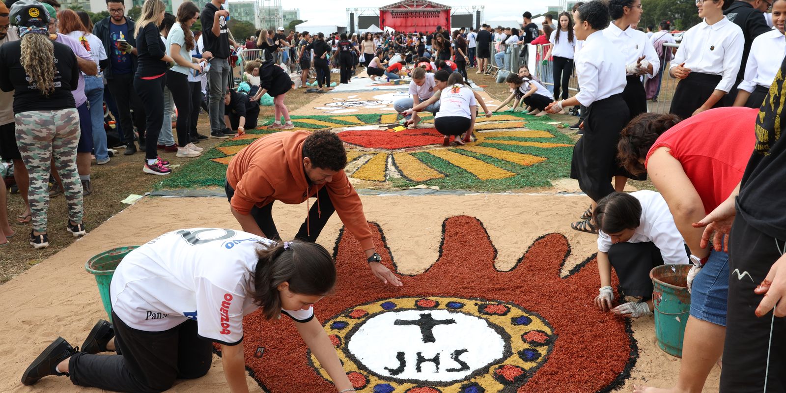 Corpus Christi: 400 jovens montam tapetes na Esplanada dos Ministérios