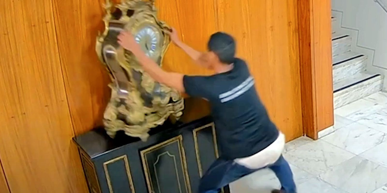 Justiça solta homem que quebrou relógio histórico em atos golpistas