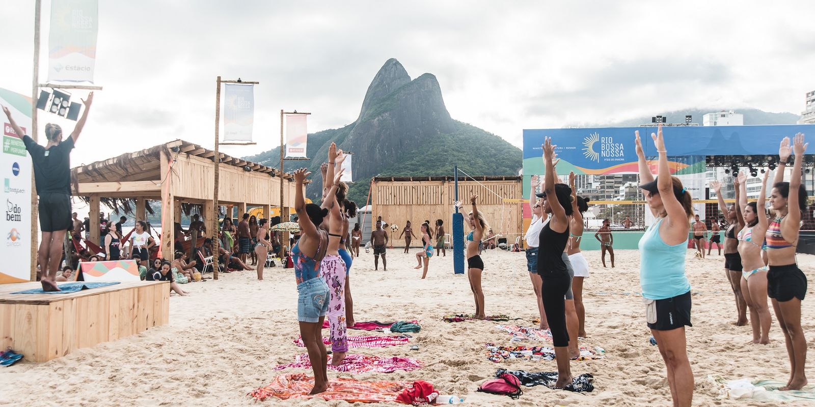Dia Mundial da Yoga: aula ao ar livre movimenta o Arpoador, no Rio