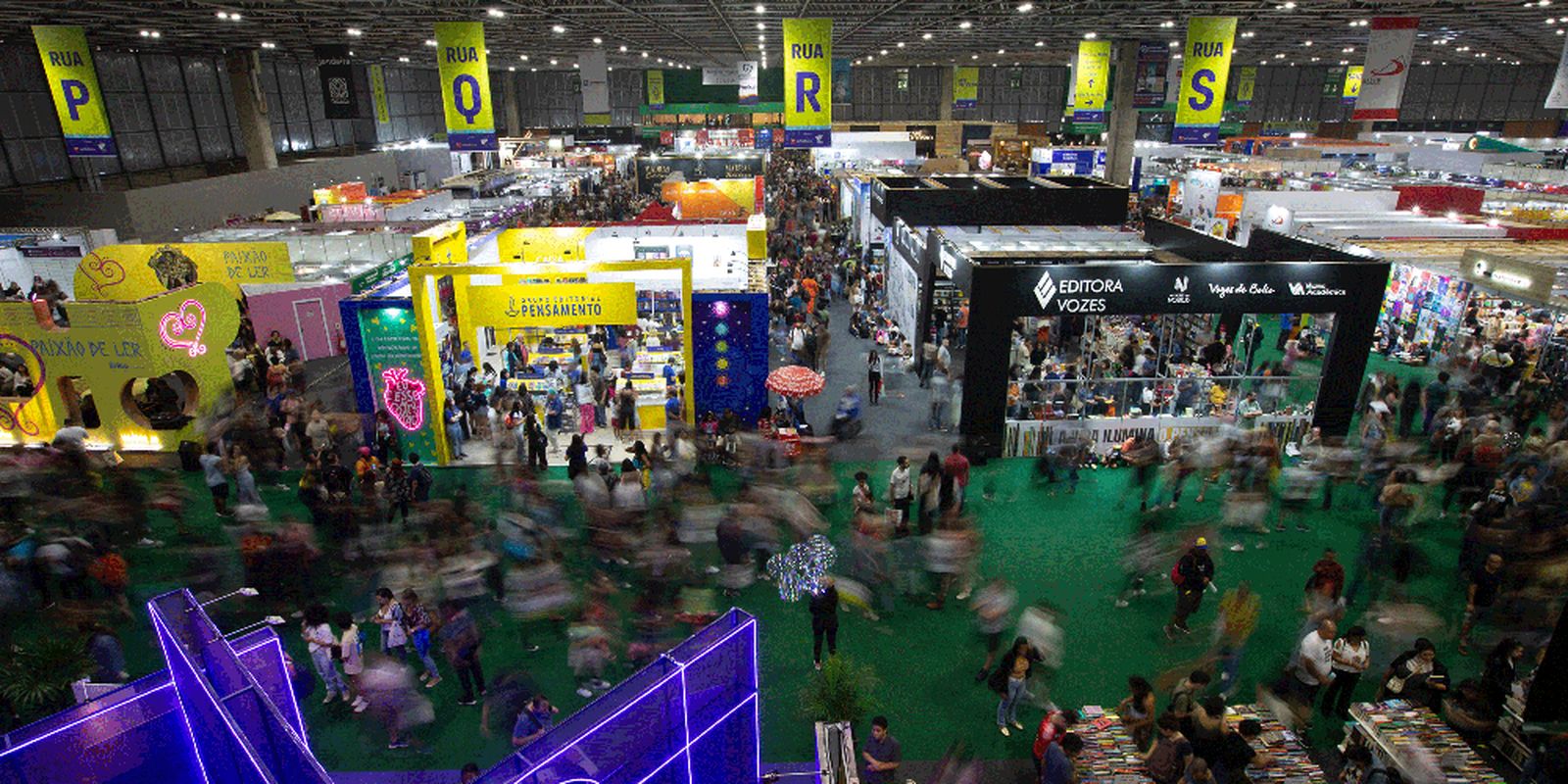 Bienal do Livro do Rio tem últim dia com Rubens Paiva e Ailton Krenak