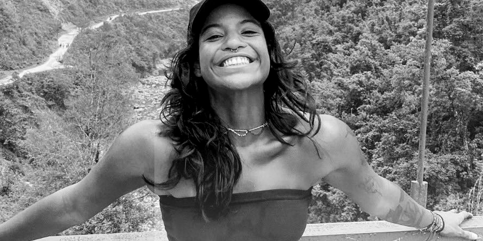 Morre brasileira que caiu em trilha de vulcão na Indonésia