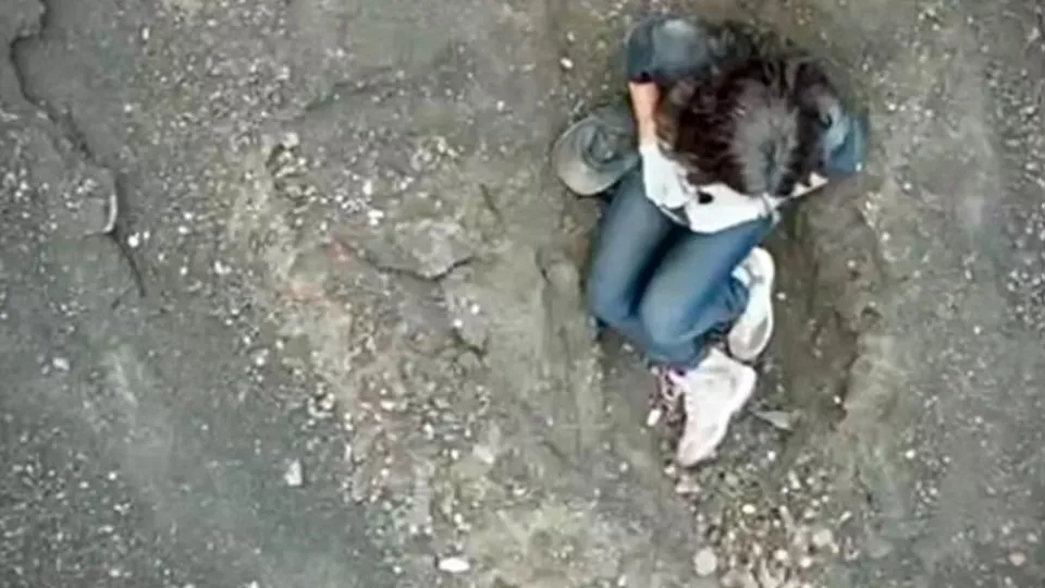 Brasileira é localizada imóvel em penhasco rochoso na Indonésia