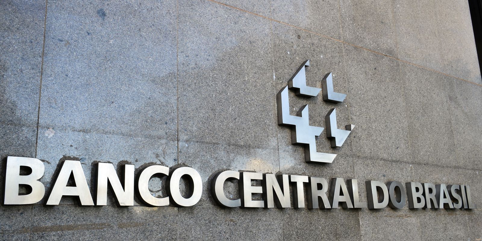 BC diz que Selic deve ser mantida em 15% por período prolongado