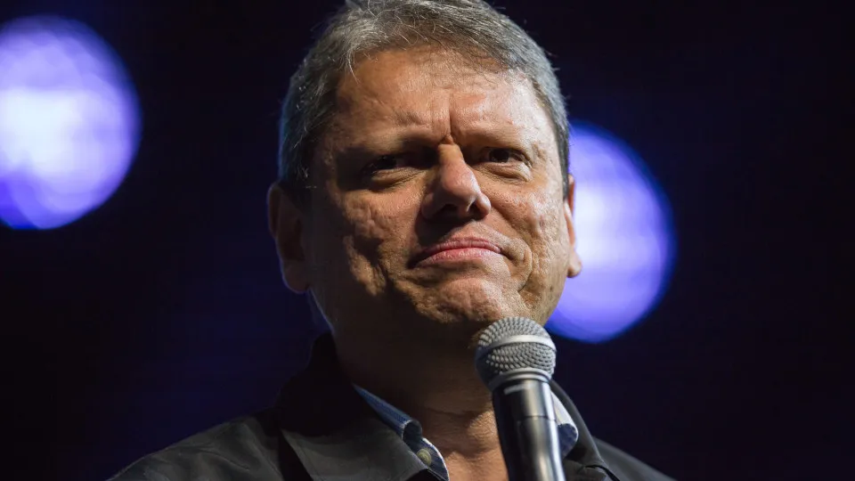 Tarcísio sanciona lei que autoriza prefeituras a decidirem sobre veto ou liberação de mototáxi