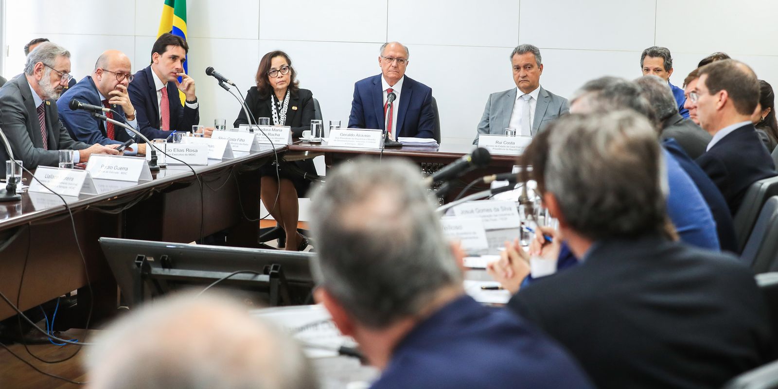 Governo busca negociação com EUA e pede apoio de empresários