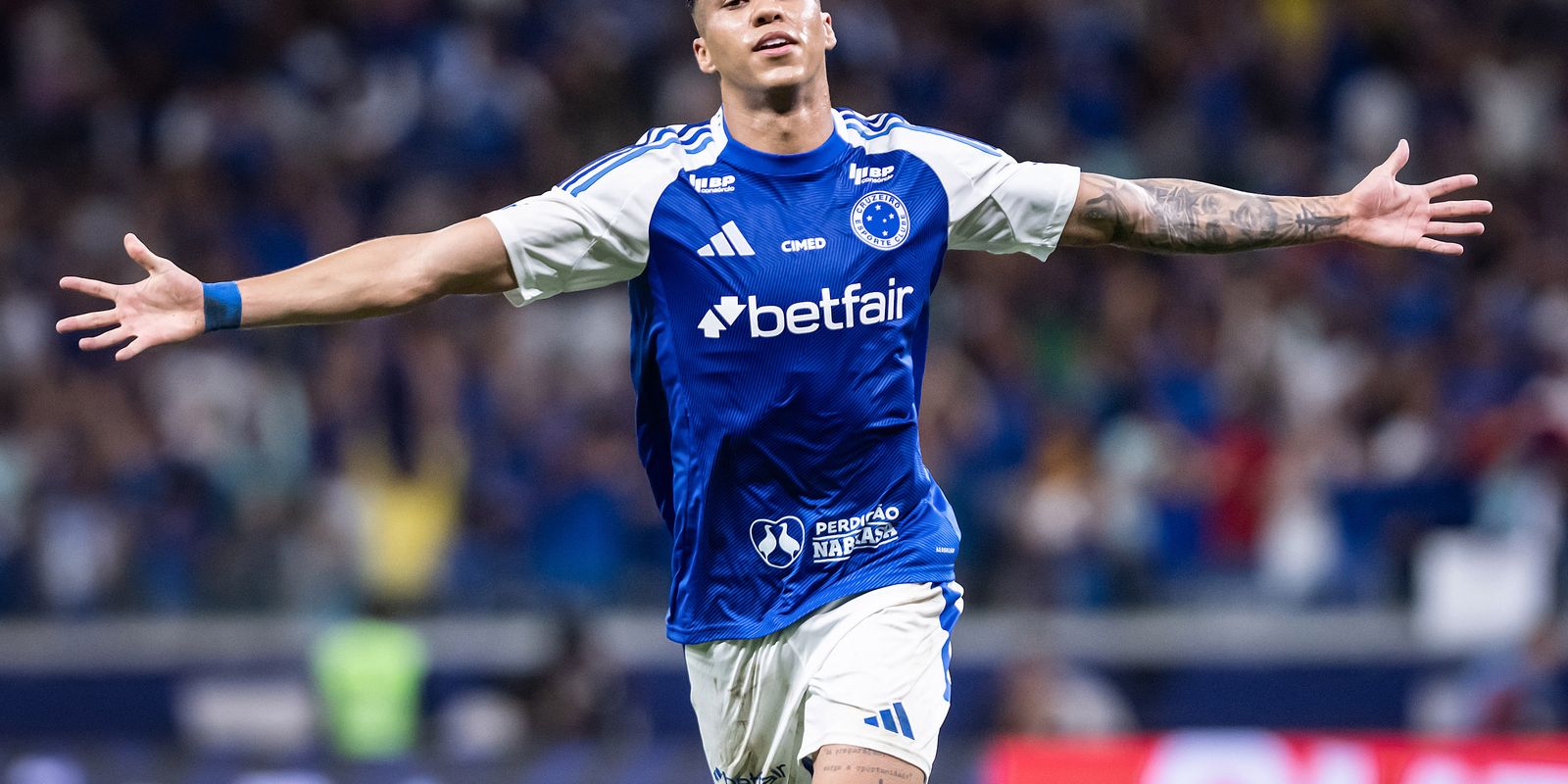 Cruzeiro vence Fluminense e assume a liderança do Brasileirão