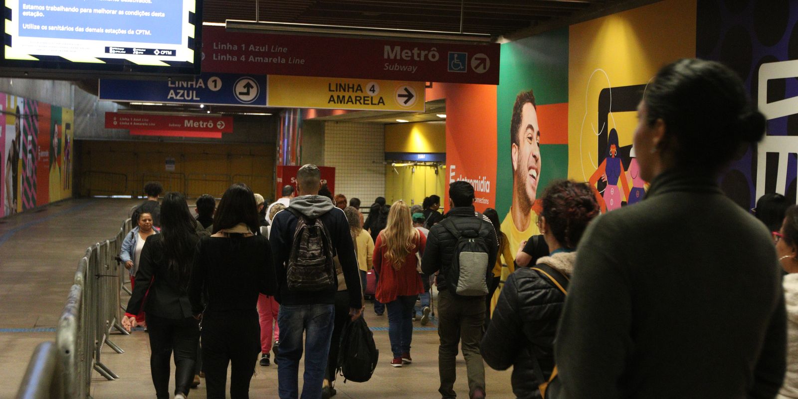 Falha em trem da CPTM lota estações em São Paulo nesta segunda