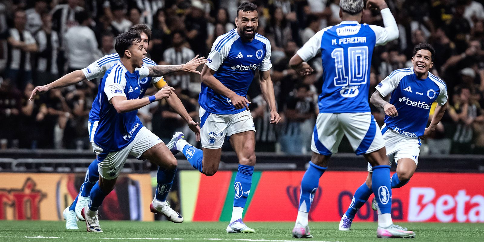 Cruzeiro vence Atlético e abre vantagem na Copa do Brasil