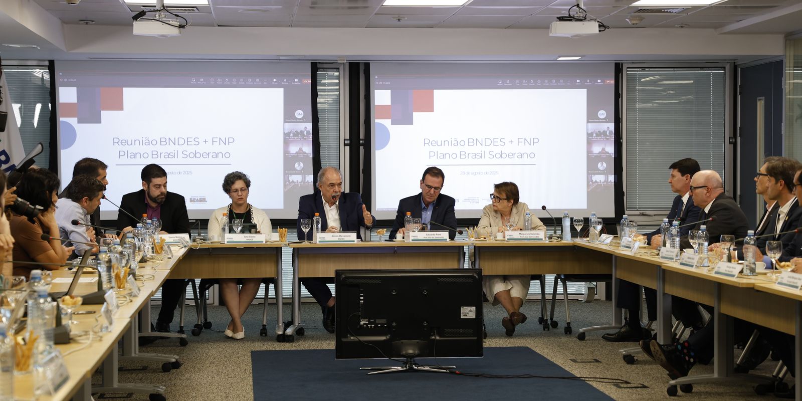Prefeitos de cidades afetadas pelo tarifaço dos EUA se reúnem no BNDES
